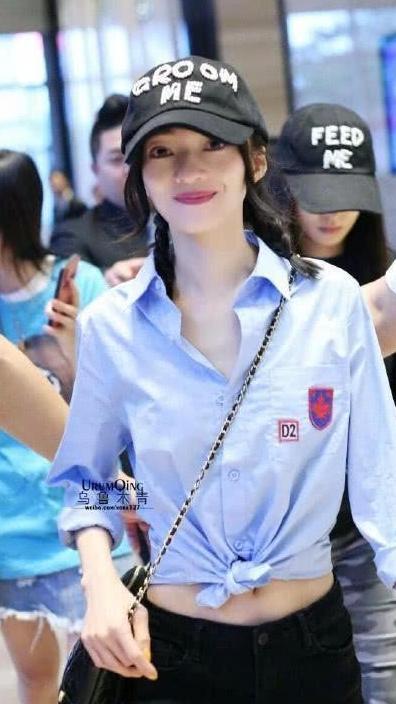 张韶涵太厉害! 迷你短裤也敢穿去机场, 网友: 难怪要塞安全裤