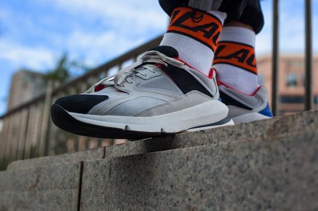 万万没想到，UA 首款老爹鞋如此惊艳！复古风纯正还有奢华用料！