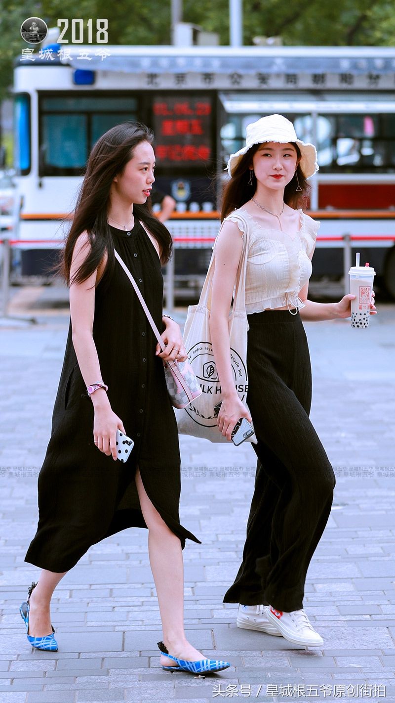 街拍:身材妖娆的时髦美女三伏天穿搭,凸显女性魅力