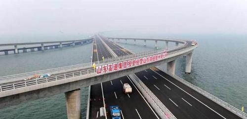  历经：这座桥位于山东，投资近95亿元，历经4年而成，曾引科技界