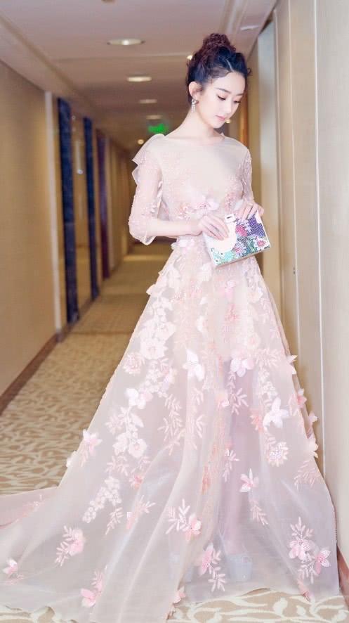 身高不够鞋子来凑！赵丽颖一袭花裙惊艳亮相，鞋都有20厘米？