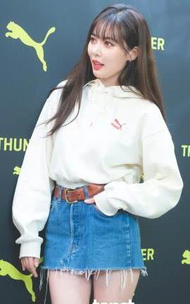 金泫雅的短裙只有巴掌宽，难怪站着都尴尬，网友：一般人可不敢穿