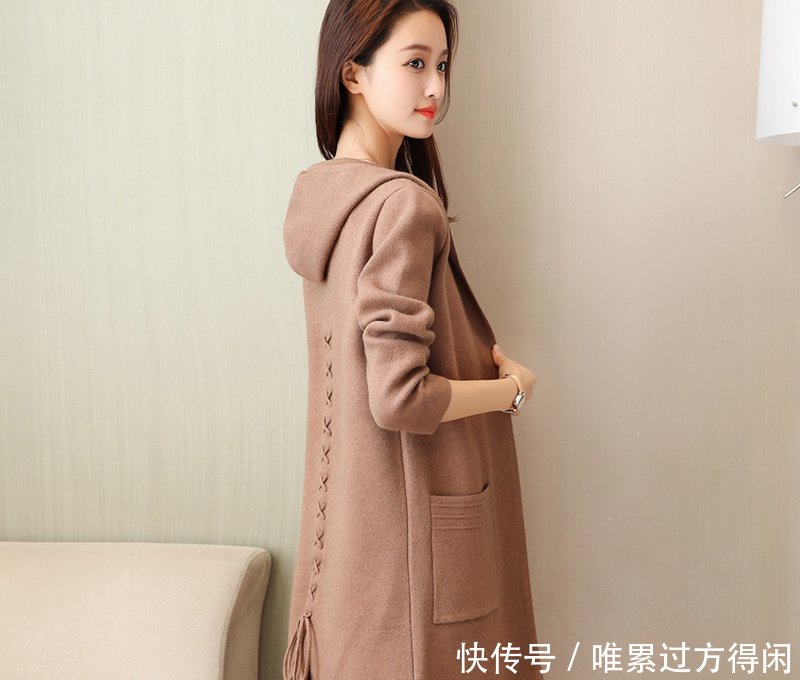 小脚裤赶紧扔了吧！现在早秋流行：针织衣+烟管裤，更显高级美