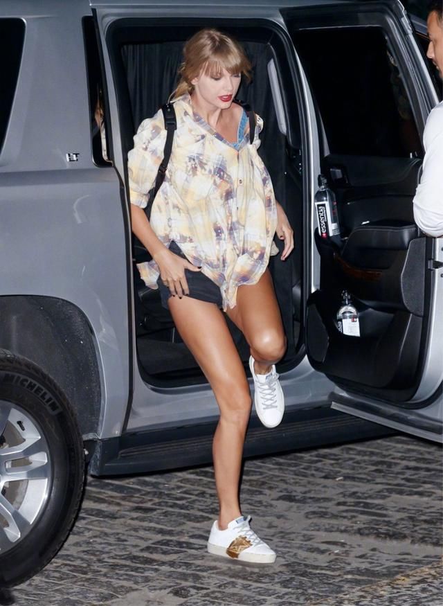 瘦了就是不一样，“霉霉”连出5套街拍，长腿细腰秀不停！