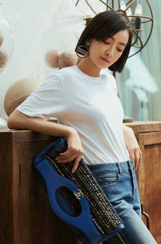 宋茜剪了短发如同整容，“折叠包”亮了，包包都可以当腰带了