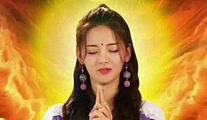 露脚踝过时了?今年秋天露袜子才是真时髦!