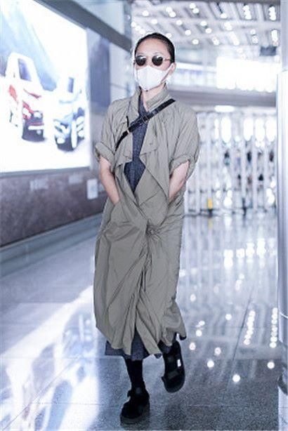 同戴圆框墨镜，张韶涵变复古摩登女郎，周迅却像算命先生!