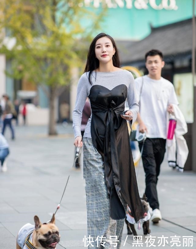 性感:街拍:妹子穿着整洁时尚,散发迷人性感的气质