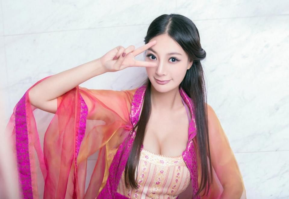 身姿窈窕、气质迷人王李丹妮