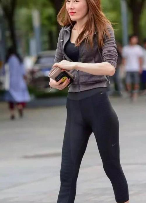 穿上打底裤的美女，即使个子娇小也掩盖不住浓郁的女人味！