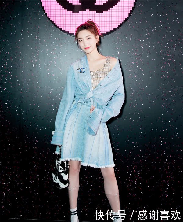 江疏影抹胸短裙，秀长腿变成优雅“黑天鹅”，露出一点很尴尬