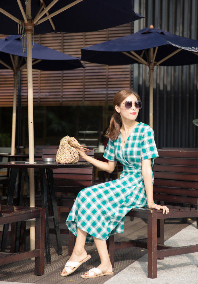 街拍路人,在这炎热的三伏天怎么能少得了一双时尚的拖鞋?