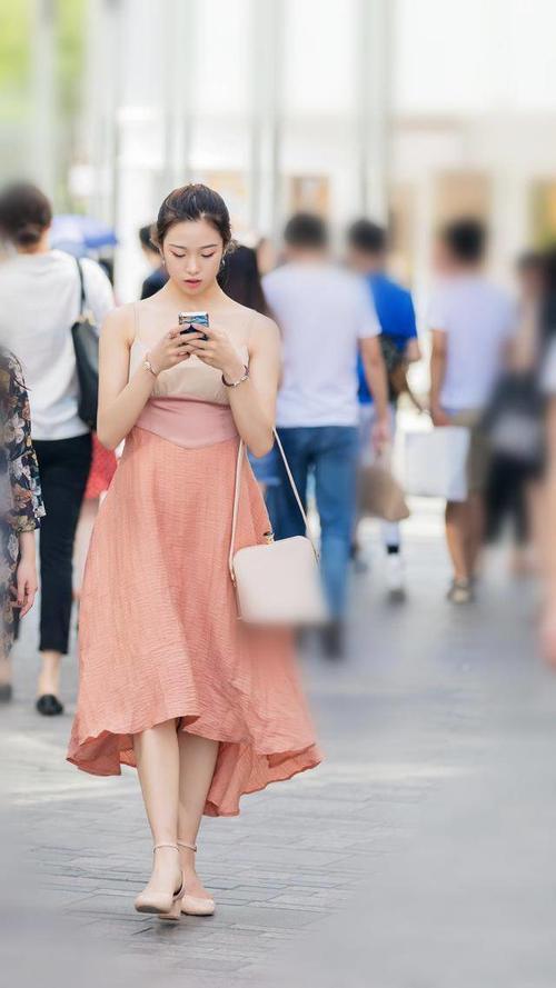 路人街拍：优雅的小姐姐，镂空长裙秀出美肩美腿，非常吸引人