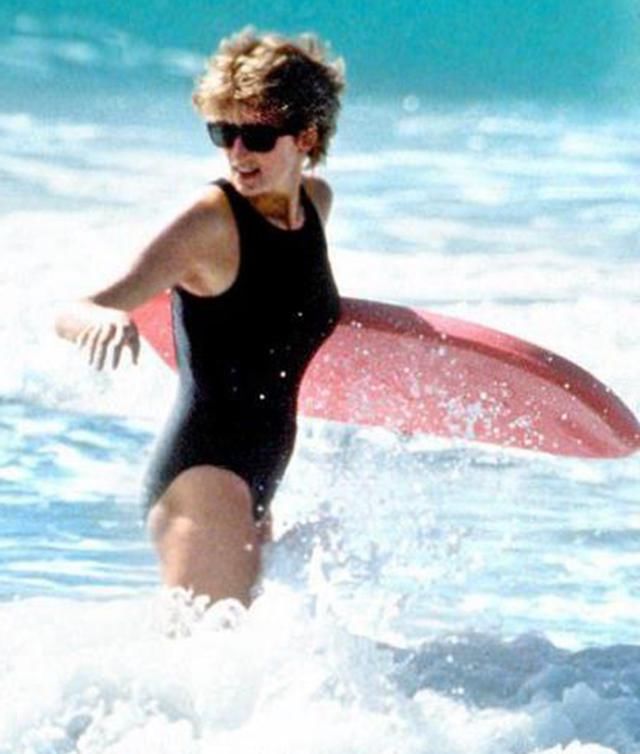 英国王妃难得的性感:戴安娜穿泳衣度假，梅根身材凹凸有致!