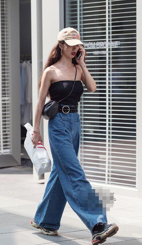 路人街拍,小姐姐黑色包臀裙搭配黑丝袜,让性感显露无疑