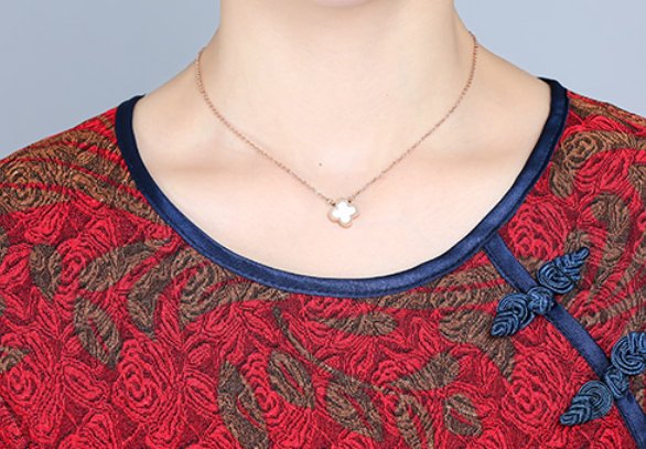 48岁老婆真时髦，穿上这种“改良旗袍”秋裙，遮肉显瘦又减龄