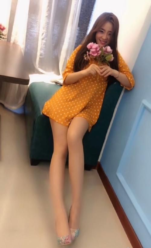 「女神」街拍女神:长发女神穿搭连衣裙,一眼望去满屏都是大长腿