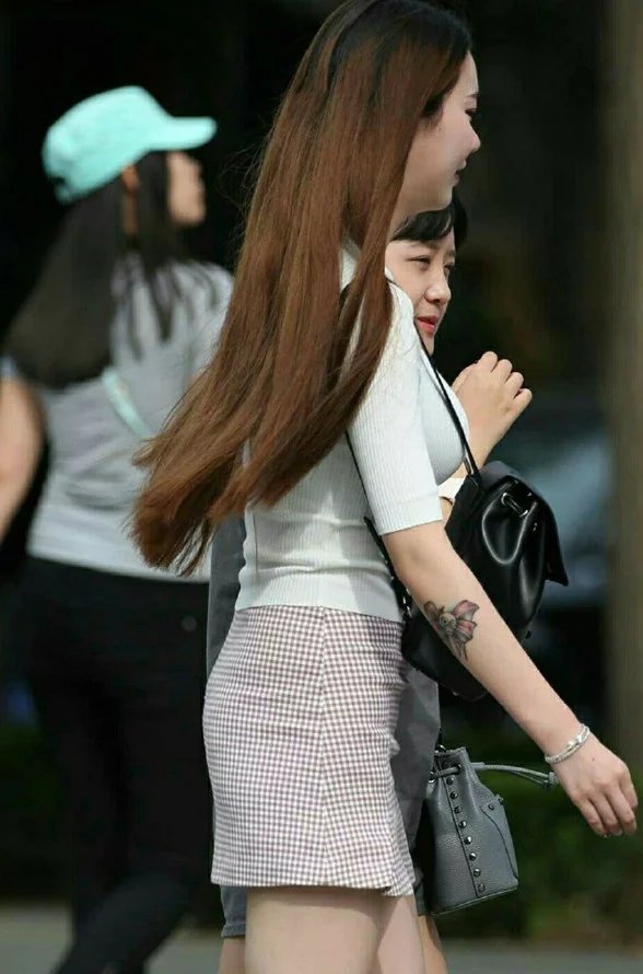 丰腴小姐姐格子小短裙包裹浑圆翘臀,走路时候露出白皙的大腿