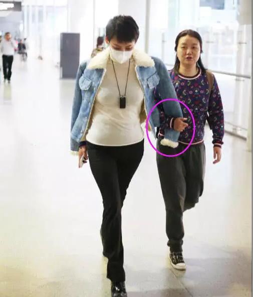 宁静太猛了，这么窄的牛仔裤还往靴里塞，网友：有80斤吗？