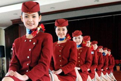 “空姐”穿的裙子如此短，她们还需要安全裤吗？网友：刷新三观！