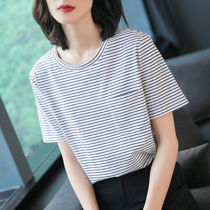 70后女人别穿的花里胡哨的，土气!穿简约款短袖，越简单越洋气