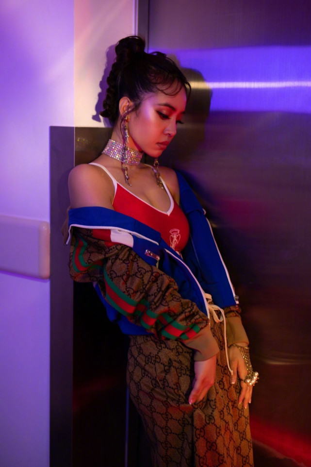 蔡依林踩恨天高，手拿“金箍棒”，身上一块布，网友：踩掉太尴尬