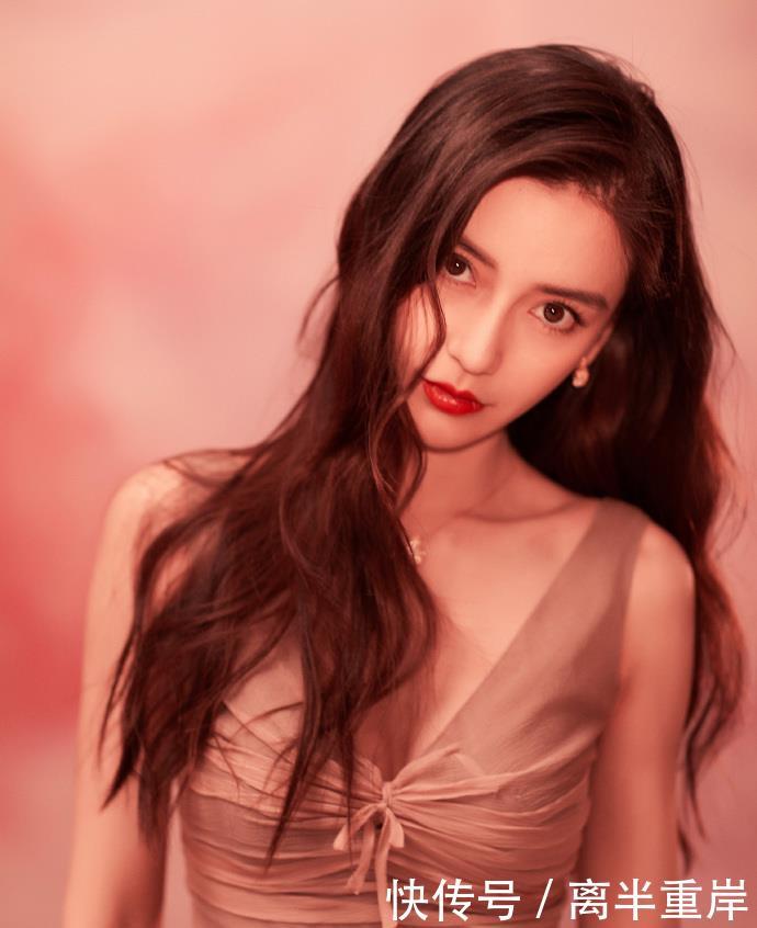 红色■Angelababy穿红色礼服裙,腰围褶皱好紧绷,衬出“奶白”水嫩肌肤