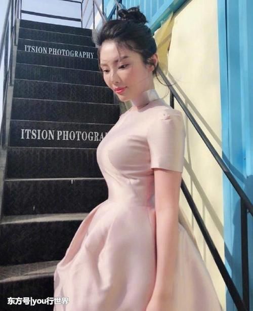 28岁徐冬冬白T红裤现身机场胸围傲人，这身材真的是绝了！