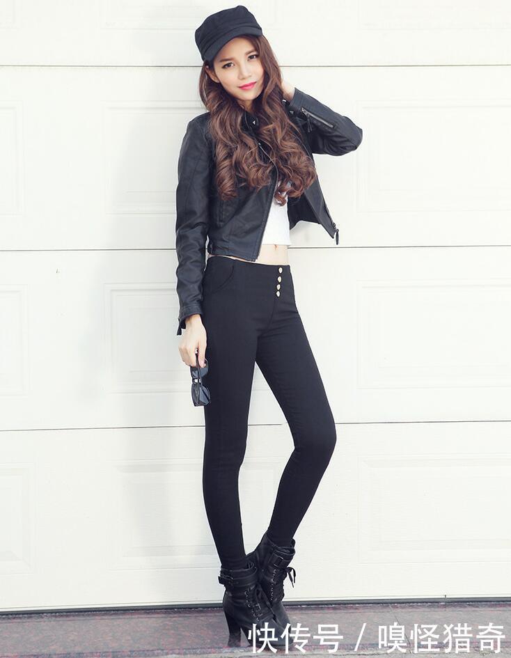 紧身打底裤美女显现的气质高贵,秀出的魅力迷人,让人心生爱慕!