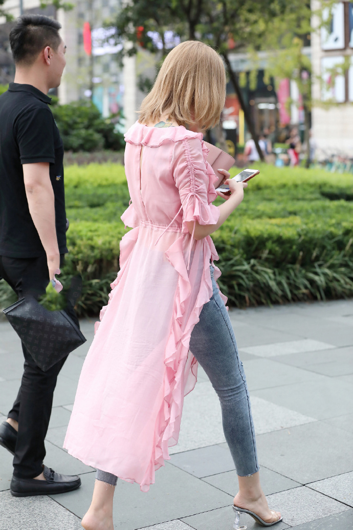 『 辣妈』成熟显身材,这衣服真有特色,牛仔紧身辣妈