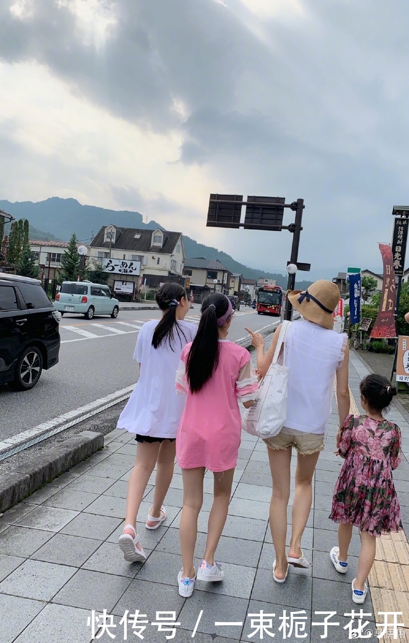 【气质】马伊琍打扮精致和闺蜜聚会,涂橘红色口红站边上,颜值气质双在线