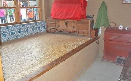 为何很多人说：东北人一家都睡在同一个炕上？对此南方游客有话说