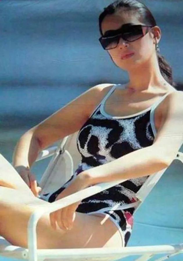 潮流志| 热巴泳池秀身材，挑对泳衣你也能美出高级感