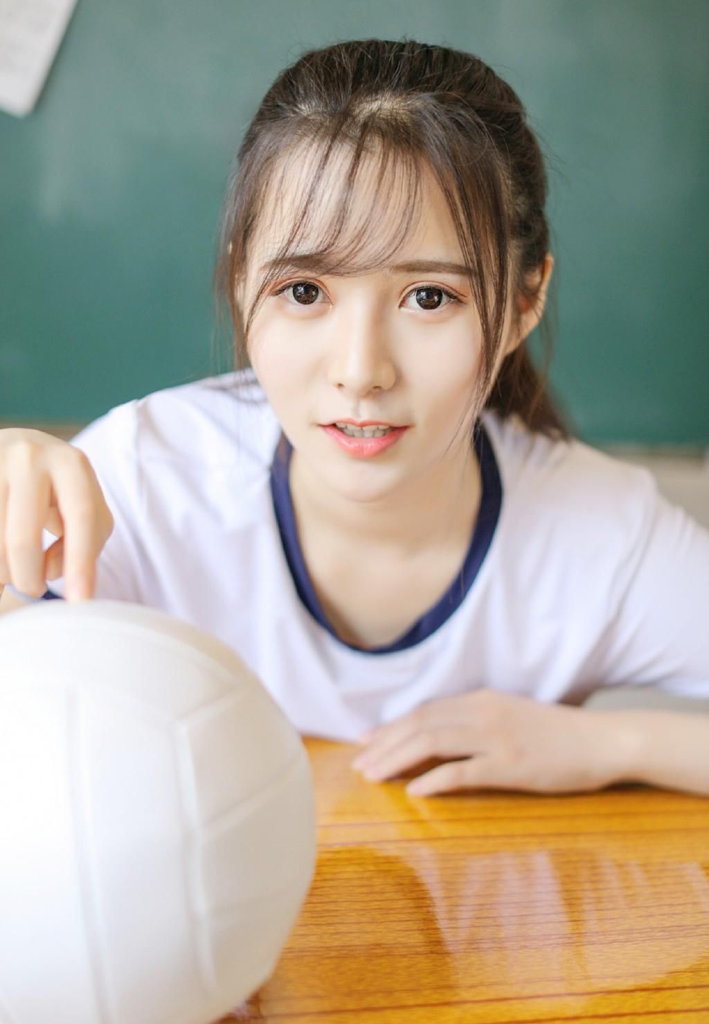 教室美女紧身运动服美腿性感写真