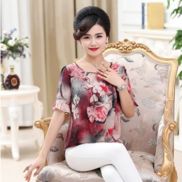 哇塞!50岁妈妈真会打扮，只穿这高贵“妈妈装”，美得怦然心动