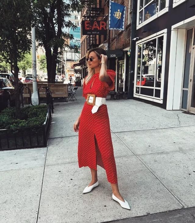 今年最流行的连衣裙穿法,就是加条腰带?