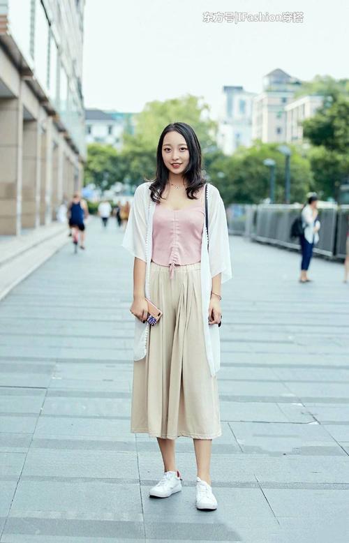 街拍：气质美女难得一见，小背心+超短裤，时髦又性感