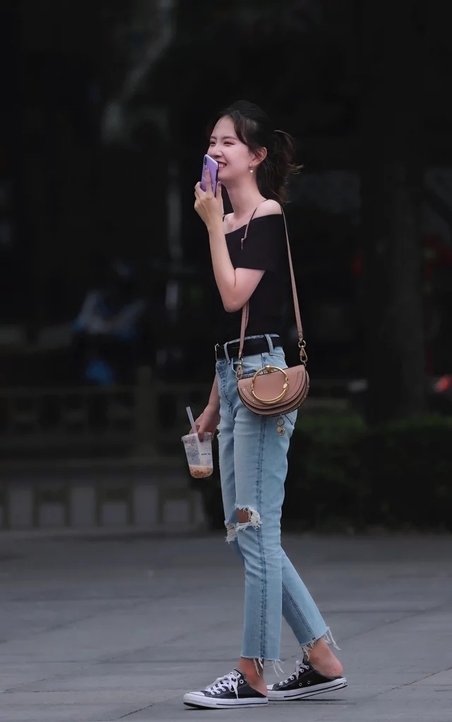 街拍：小美女笑起来真好看，仿佛找到了初恋的感觉！