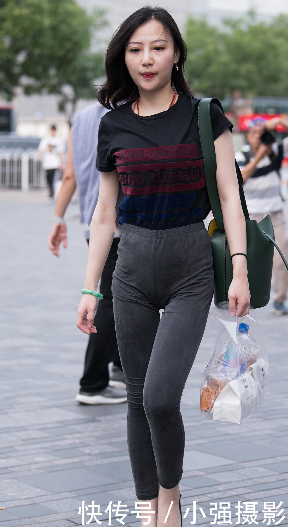 气质小姐姐下身是一件紧身裤,高腰的设计很好的修饰了整体的比例