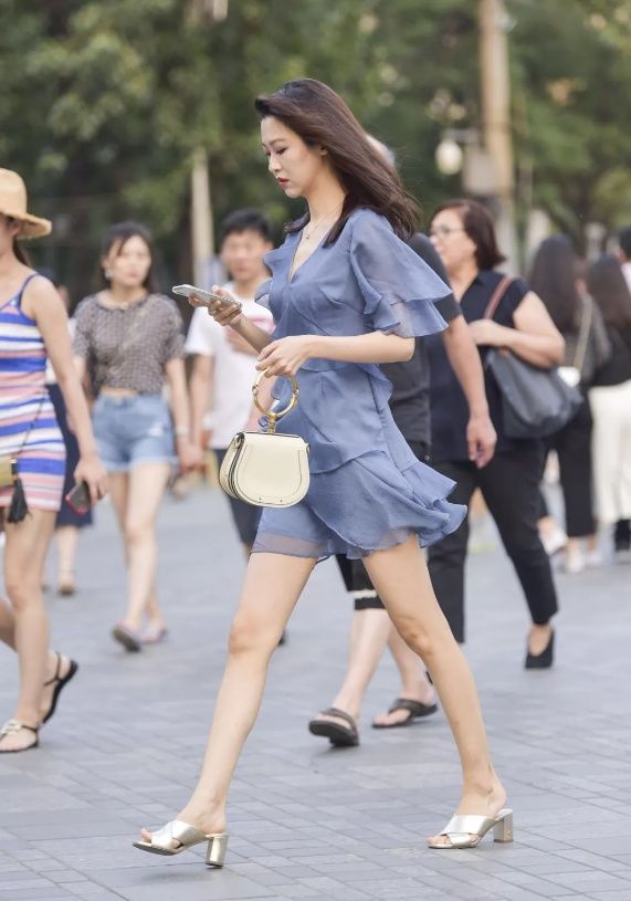 街拍:知性姐姐真优雅，这大长腿真是无敌了