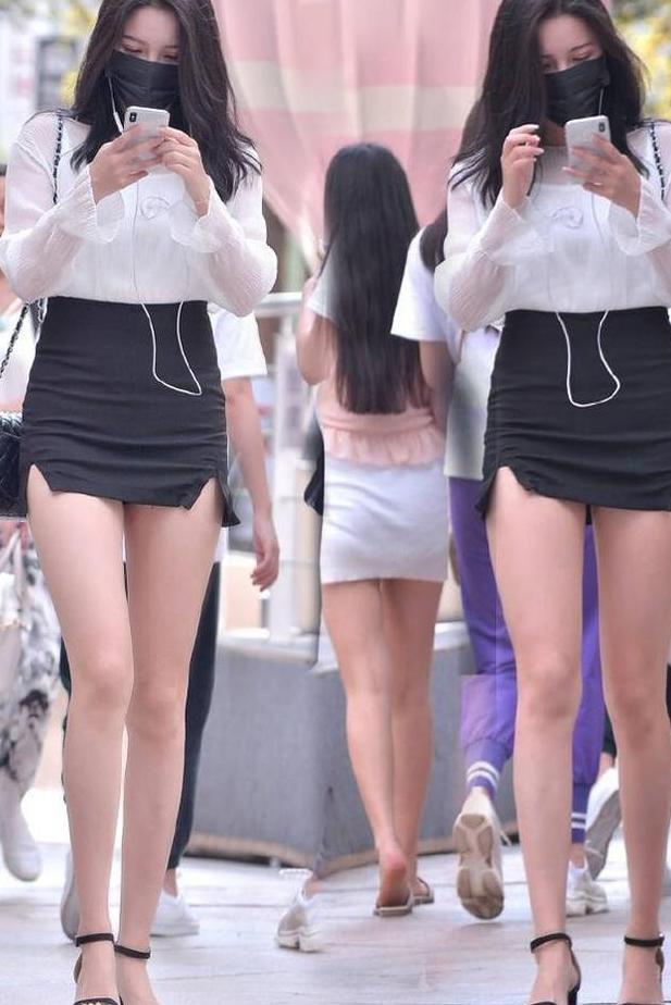 包臀裙很短了,美女还将裙子提的高高的,两个小开叉更显腿长!