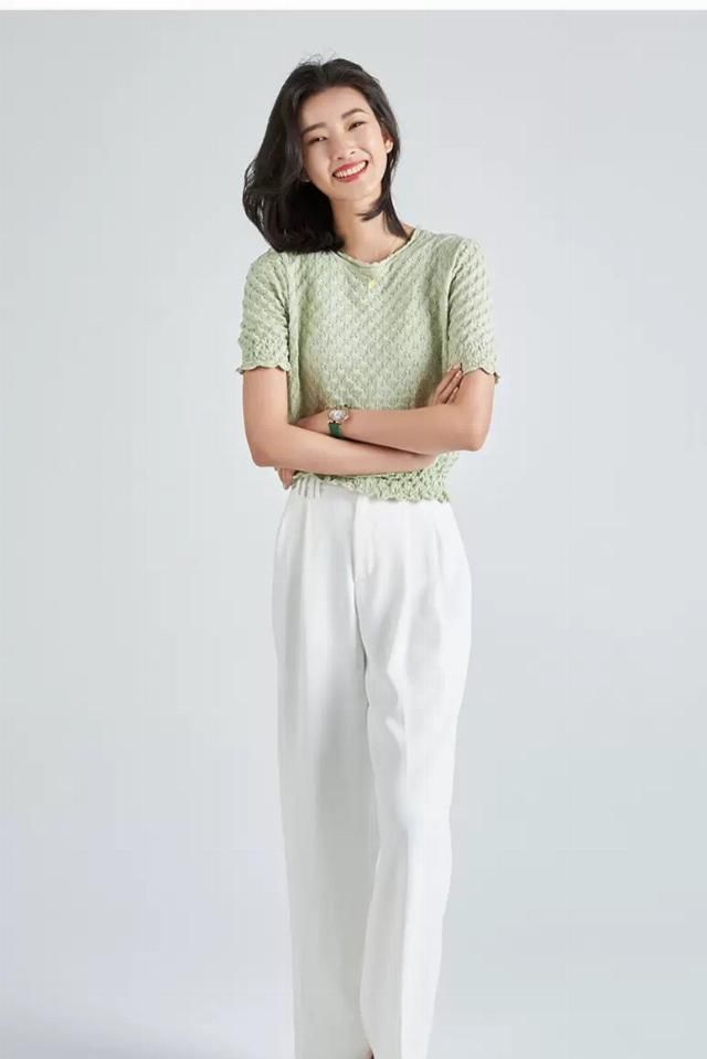  『针织衫』春夏穿搭，如何穿出女性美？安排点针织衫，美的到位