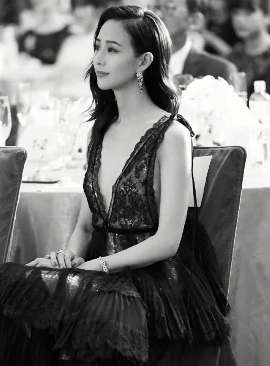 张钧甯彻底放开了，黑色蕾丝现身活动，深V“真空”已成标配！