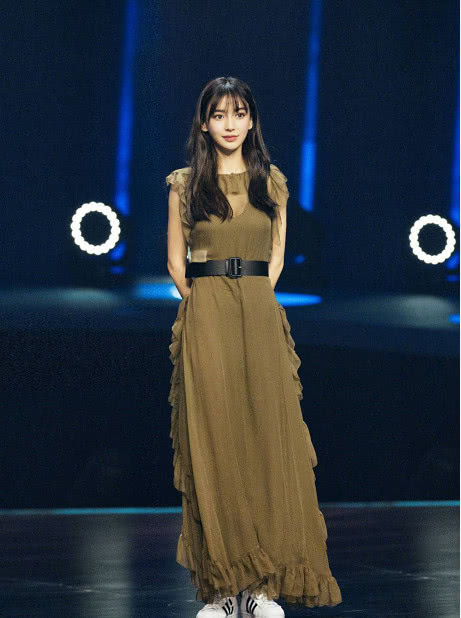 杨颖身一袭白裙美得像公主，皮肤更是白皙发光，黄晓明眼光不错