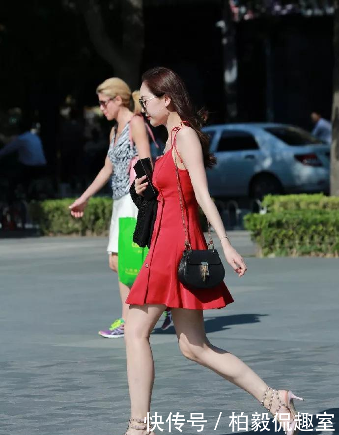  「半身裙」半身裙可以穿出小女生清新甜美的气质，和知性优雅