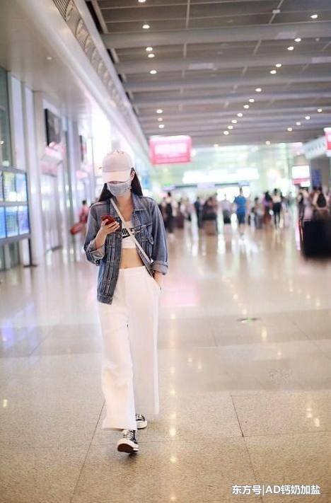 25岁乔欣真敢穿!牛仔外套里穿了一件运动内衣，网友:没马甲线