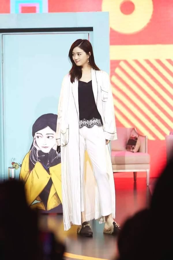 蒋欣亲身试验，微胖大胸妹纸怎么穿才是对的?!