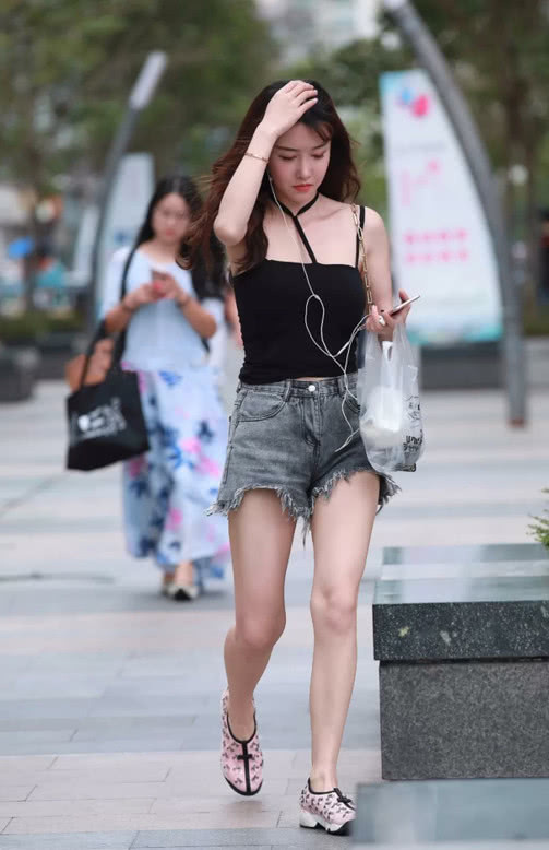 气质小姐姐肤如凝霜尽显楚楚动人，眉清目秀仿若出水之芙蓉