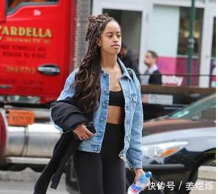 奥巴马19岁女儿与男闺蜜逛街，披散浓密长发，大脑门很耀眼