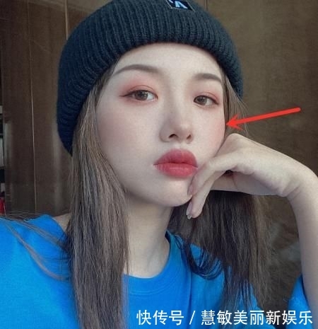 『独特』阿沁复工后尝试“雀斑妆”,用原相机自拍更显独特,不愧是时尚达人